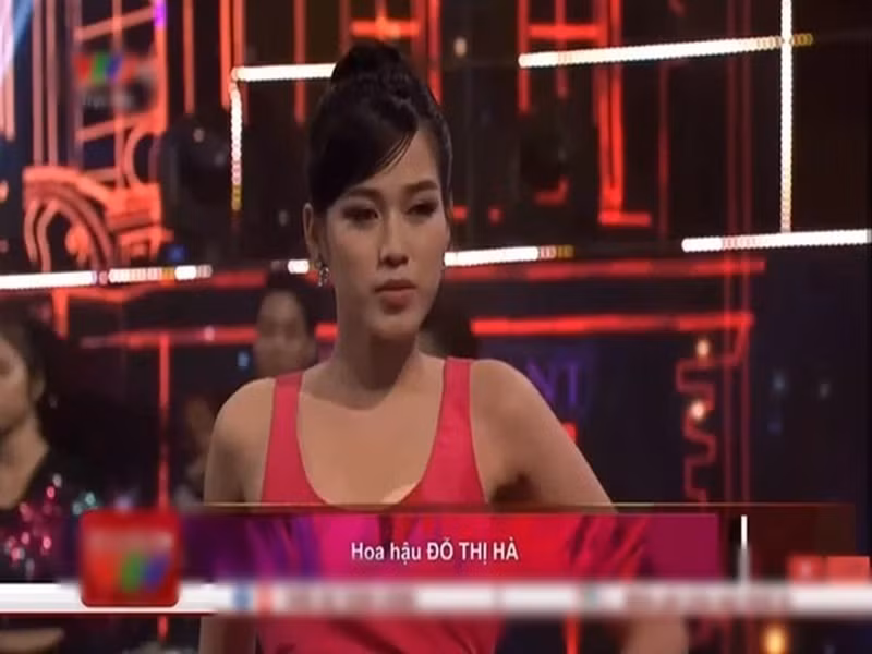 Tham gia một chương trình truyền hình, người đẹp cũng lộ miếng dán ngực khi mặc chiếc váy hai dây bản to. Ảnh: Vietnamnet.