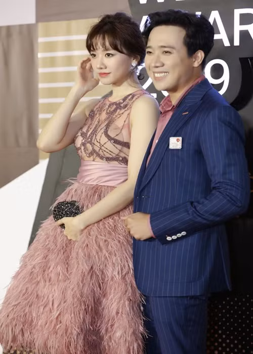 Giống Kiều Loan, Hari Won cũng mắc lỗi diện váy áo xuyên thấu lộ miếng dán ngực. Ảnh: Dân Việt.