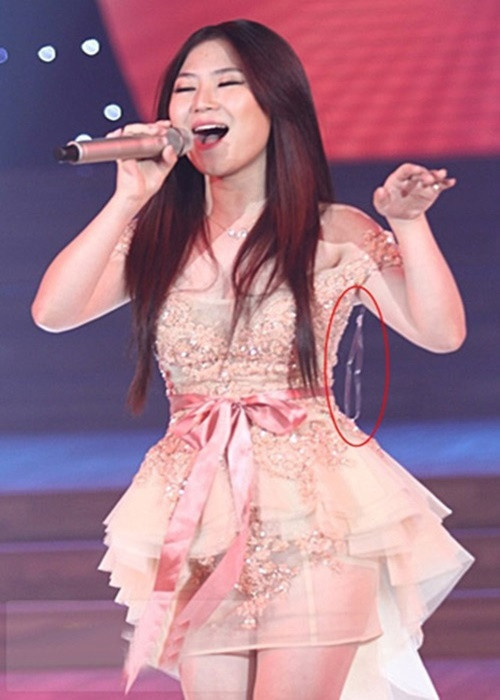 Hương Tràm từng lộ dây áo khi biểu diễn. Ảnh: Dân Việt.