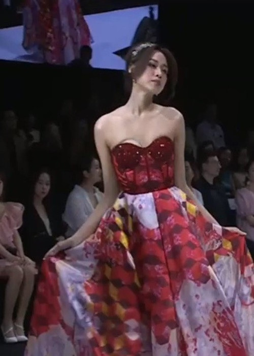 Trong một buổi trình diễn, Hoa hậu Đỗ Thị Hà bị tuột váy, hở miếng dán ngực. Ảnh: Gia Đình Xã Hội.