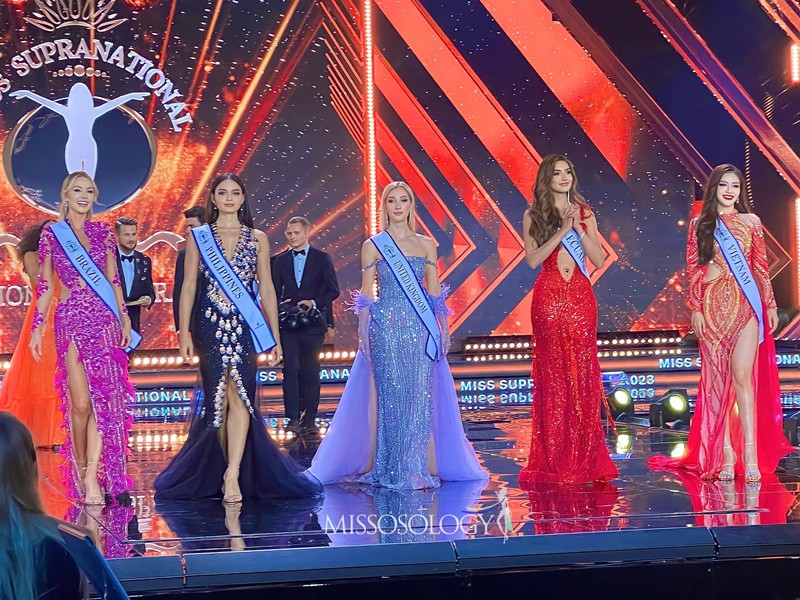 Đặng Thanh Ngân nghẹn ngào chia sẻ: “Tôi vẫn chưa dám tin vào giấc mơ này. Đi thi ai cũng mong muốn mình đạt được vinh quang, nhưng các thí sinh của các nước rất mạnh nên tôi nhiều khi cũng không dám tự tin vào chính mình. Tuy nhiên, trước rất nhiều khó khăn như thế, tôi lại càng cố gắng gấp nhiều lần để có thể trước hết là vượt lên chính mình, sau đó là không phụ sự kỳ vọng của những người đã đặt niềm tin, trông mong vào mình...".