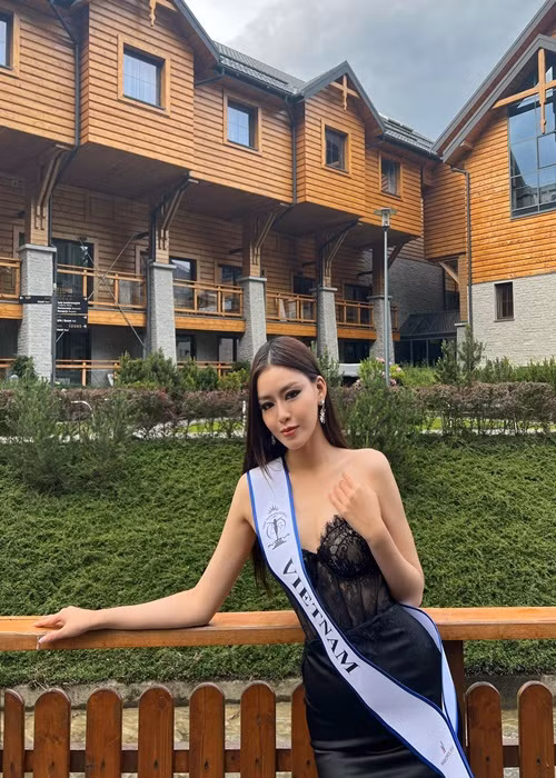 “Ngân đã rơi những giọt nước mắt tự hào và hạnh phúc đầu tiên khi nhận được thành quả xứng đáng này. Đối với Ngân, đây chính là thành công lớn nhất mà Ngân luôn theo đuổi. Những cơ hội này mà Ngân có được không thể thiếu là sự hỗ trợ của các anh chị luôn là hậu phương vững chắc cho Ngân trong suốt quãng thời gian hơn 2 tháng vừa qua”, cô viết.