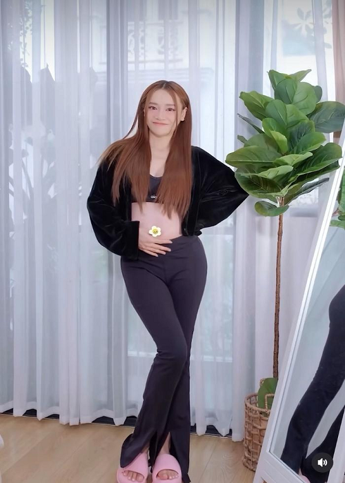 Nữ diễn viên chọn các set trang phục mang tông màu đen, hồng. Ảnh chụp màn hình.