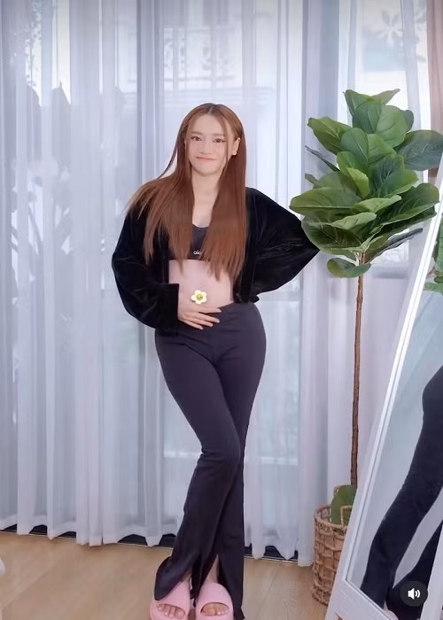 Nữ diễn viên chọn các set trang phục mang tông màu đen, hồng. Ảnh chụp màn hình.