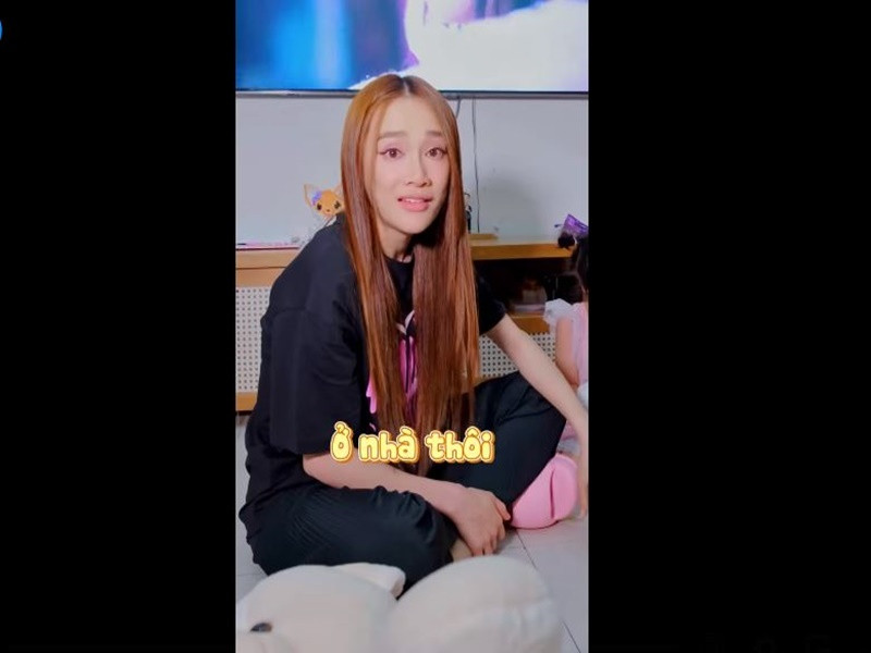 Sau khi hào hứng thử đồ đi xem đêm nhạc của BlackPink, Nhã Phương quyết định ở nhà vì bận chăm sóc con gái. Ảnh chụp màn hình.