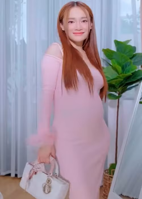 Nữ diễn viên phim Tuổi thanh xuân trẻ trung, gợi cảm dù đang bầu bí. Ảnh chụp màn hình.