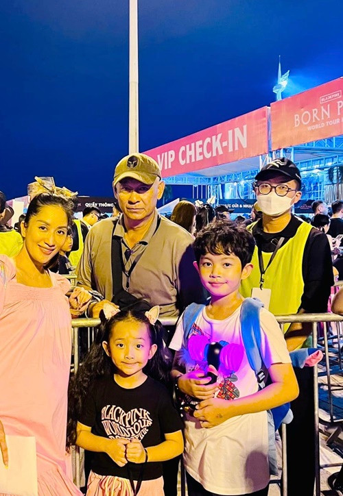 Ba mẹ con Khánh Thi được “vệ sĩ quốc dân” Tùng Yuki đón vào tận khu VIP.