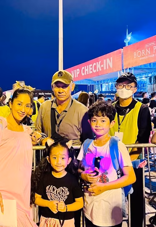 Ba mẹ con Khánh Thi được “vệ sĩ quốc dân” Tùng Yuki đón vào tận khu VIP.