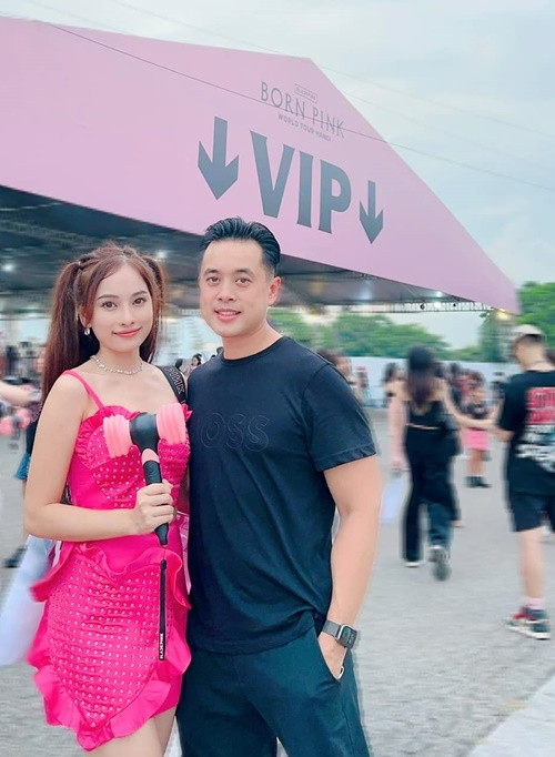 Dương Khắc Linh đưa vợ đi xem concert BlackPink tối ngày 30/7 tại Hà Nội. Đây là lần thứ 4 bà xã Dương Khắc Linh “đu idol”.
