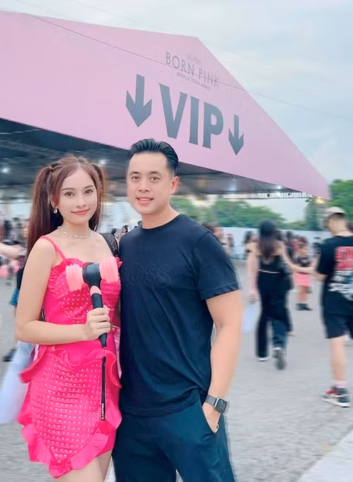 Dương Khắc Linh đưa vợ đi xem concert BlackPink tối ngày 30/7 tại Hà Nội. Đây là lần thứ 4 bà xã Dương Khắc Linh “đu idol”.