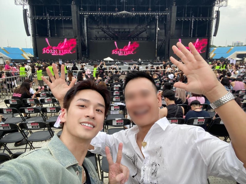 “Ngọn gió nào cuốn Nghĩa đến đây… Nghĩa cũng không biết nữa!”, Trần Nghĩa viết khi đăng tải hình ảnh ở concert.