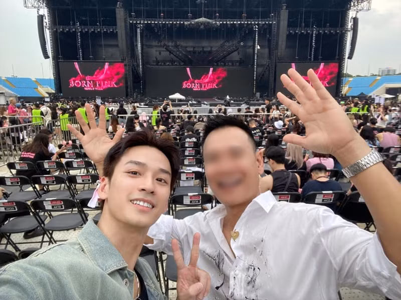 “Ngọn gió nào cuốn Nghĩa đến đây… Nghĩa cũng không biết nữa!”, Trần Nghĩa viết khi đăng tải hình ảnh ở concert.