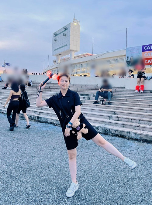 Bảo Hân “Về nhà đi con” diện cây đen "quẩy" cùng thần tượng trong đêm cuối của sự kiện.