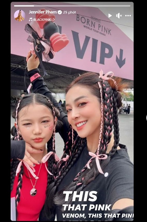 “Bà mẹ bốn con” Jennifer Phạm lên đồ cá tính, trẻ trung đi xem concert BlackPink.
