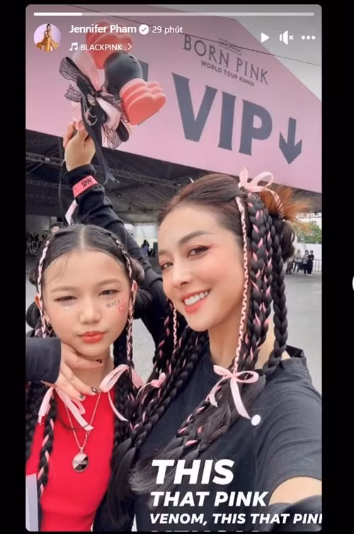 “Bà mẹ bốn con” Jennifer Phạm lên đồ cá tính, trẻ trung đi xem concert BlackPink.