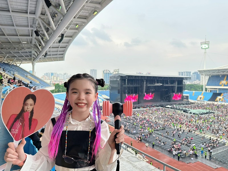 Con gái Phương Trinh Jolie đi xem concert cùng người thân.