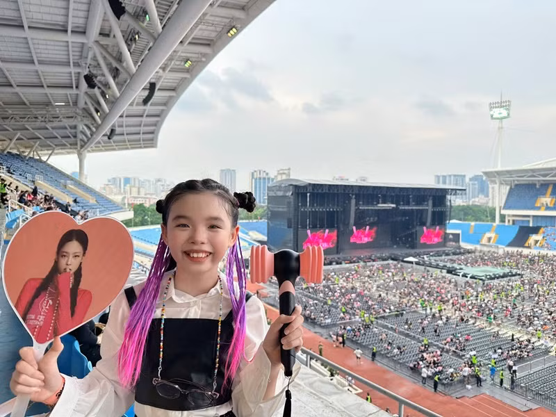 Con gái Phương Trinh Jolie đi xem concert cùng người thân.