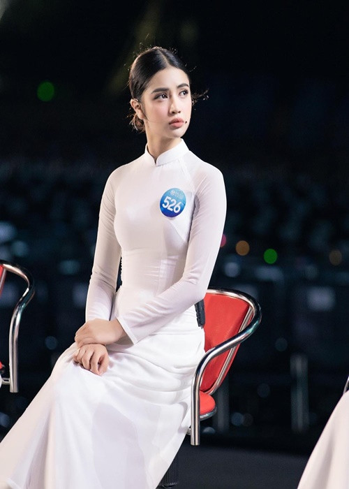 Khi Khánh Linh đang tham gia Miss World Vietnam 2022, một số tài khoản tự xưng là bạn học cũ của Khánh Linh tố chân dài từng bạo lực học đường, chống đối thầy cô giáo khi còn ngồi trên ghế nhà trường. Ảnh: Instagram.