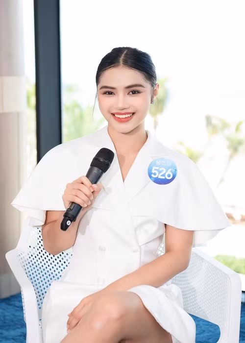 Khánh Linh sinh năm 2002, đến từ Đà Lạt. Chân dài từng lọt top 20 Miss World Vietnam 2022. Ảnh: Zing.
