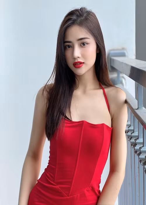 Mới đây, một số diễn đàn lan truyền bài tố Nguyễn Trần Khánh Linh. Cụ thể, Khánh Linh bị tố qua lại với một người đàn ông đã có gia đình và cố tình cho người vợ mới sinh một tháng biết được mối quan hệ này. Ảnh: Instagram.