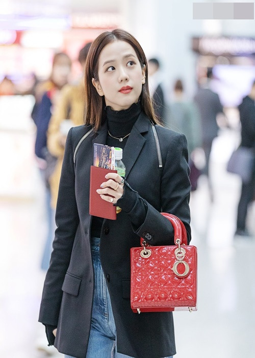 Theo Zing, Jisoo có giá trị tài sản ròng lên tới 20 triệu USD. Thành viên nhóm BlackPink đam mê đồ hiệu. Người hâm mộ ước tính, chỉ riêng số túi hiệu của Jisoo đã trị giá đến 2 tỷ đồng. Ảnh: Yan.