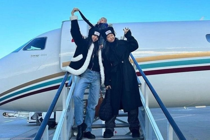 Chuyên cơ riêng các thành viên BlackPink sử dụng có 14 chỗ ngồi. Trên máy bay, có tivi phục vụ cuộc họp trực tuyến, phòng ngủ, phòng tắm riêng. Ảnh: Twitter.