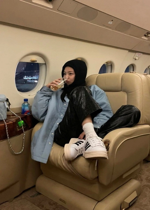 4 cô gái nhóm BlackPink tận hưởng khoảnh khắc thoải mái trên máy bay khi lưu diễn. Ảnh: Instagram.