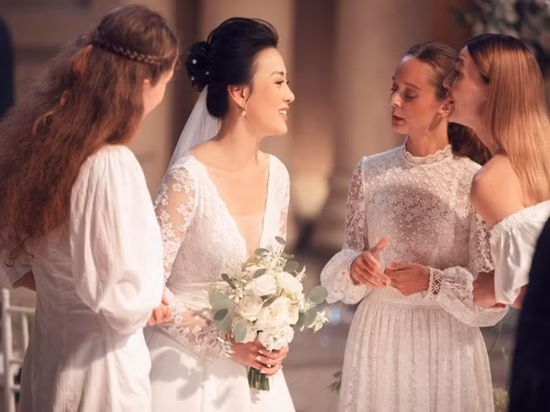 Phương Oanh quyến rũ khi khoác lên mình chiếc váy cưới. Ảnh: Người Đưa Tin.