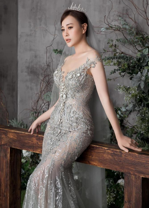 Váy cưới ôm sát tôn vóc dáng đồng hồ cát của Phương Oanh. Ảnh: Saostar.