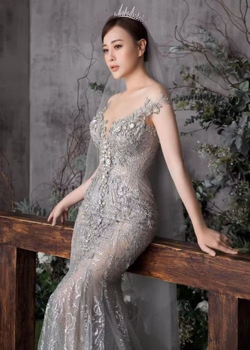 Váy cưới ôm sát tôn vóc dáng đồng hồ cát của Phương Oanh. Ảnh: Saostar.