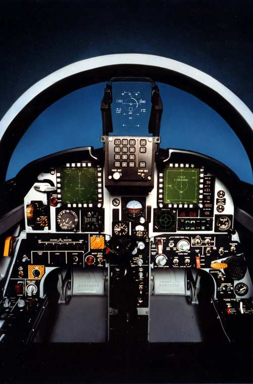 Buồng lái F-20 cũng rất tiện nghi với màn hình HUD lớn và 2 màn hình đa năng trên bảng điều khiển hiện thị thông số kĩ thuật bay, thanh điều khiển HOTAS.