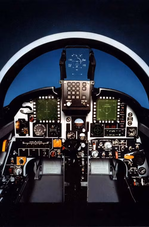 Buồng lái F-20 cũng rất tiện nghi với màn hình HUD lớn và 2 màn hình đa năng trên bảng điều khiển hiện thị thông số kĩ thuật bay, thanh điều khiển HOTAS.