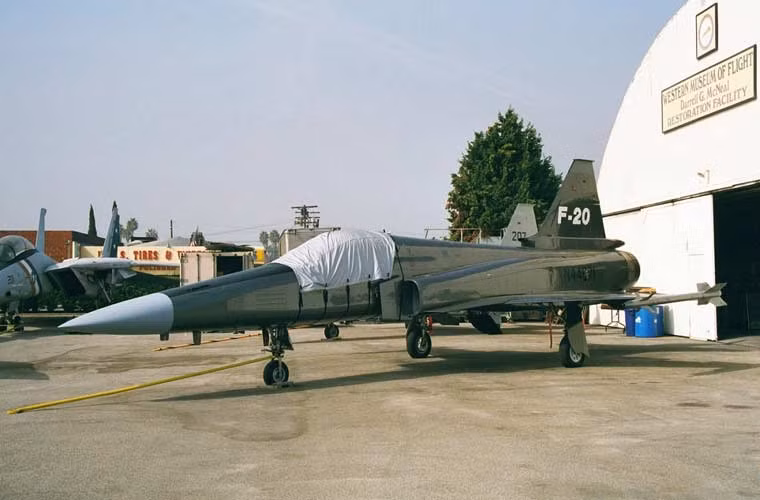 So với tiêm kích F-5E, F-20 nhanh hơn, có khả năng không chiến ngoài tầm nhìn, có chế độ tấn công đối đất bằng vũ khí chính xác cao. Tuy nhiên, F-20 đã ra không đúng thời, vì thời điểm đó Tổng thống Ronald Reagan đã giải tỏa hạn chế cung cấp tiêm kích F-16 cho các nước đồng minh. Mà trong khi đó, so với F-16 thì F-20 vẫn kém hơn ở một số điểm (ví dụ khả năng mang vác vũ khí kém hơn, kém đa dạng), chính vì thế, đa số các nước đồng minh Mỹ đã chuyển sang mua F-16 thay vì F-20.