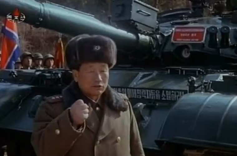 Biến thể xe tăng chiến đấu chủ lực Chonma-ho IV được nâng cấp mạnh mẽ về giáp phòng vệ bao gồm các lớp giáp composite trên mặt trước thân và tháp pháo cùng giáp phản ứng nổ (được cho là tương tự loại Kontakt 3 của Nga); trang bị thêm ống phóng lựu đạn khói quanh tháp pháo; sử dụng động cơ mới 750 mã lực; pháo chính có bộ ổn định cải tiến và cuối cùng là bổ sung máy tính đường đạn vào hệ thống điều khiển hỏa lực.