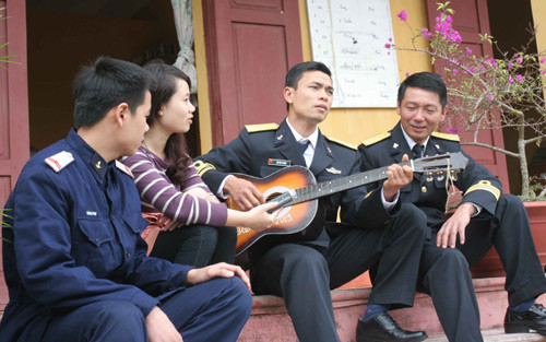 Cùng người dân địa phương luyện tập văn nghệ chuẩn bị cho đêm giao lưu văn nghệ đón năm mới.