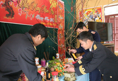 Cán bộ, chiến sĩ Trạm Radar 480 bày mâm ngũ quả đón Tết.