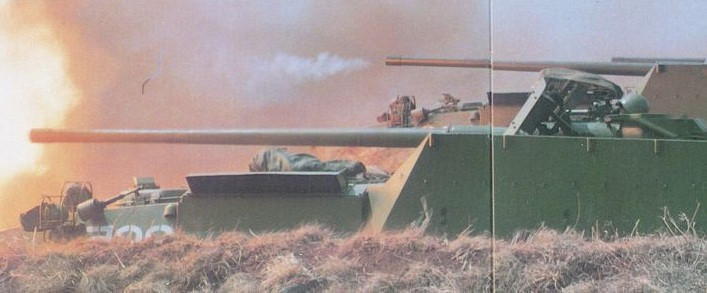 Pháo tự hành chống tăng được phương Tây định danh tạm thời 323 Based dùng pháo chính 103mm do Triều Tiên sản xuất trong một cuộc tập trận.