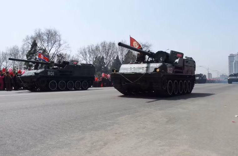 Trong ảnh là pháo tự hành chống tăng Tokch'on do Triều Tiên tự sản xuất, trang bị pháo 100mm không rõ kiểu loại, sức xuyên giáp.