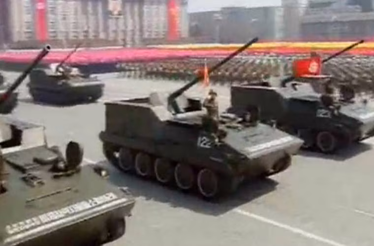 Một kiểu pháo tự hành chống tăng không rõ kiểu loại trong duyệt binh của Quân đội Triều Tiên. Có thể thấy rằng, các kiểu pháo của Triều Tiên hầu như là sự kết hợp đơn giản giữa khẩu pháo xe kéo lắp lên khung bệ xe thiết giáp. Chúng mang dáng dấp pháo tự hành chống tăng thời đầu Chiến tranh Thế giới thứ 2 như Su-76 Liên Xô hay Marder Đức.