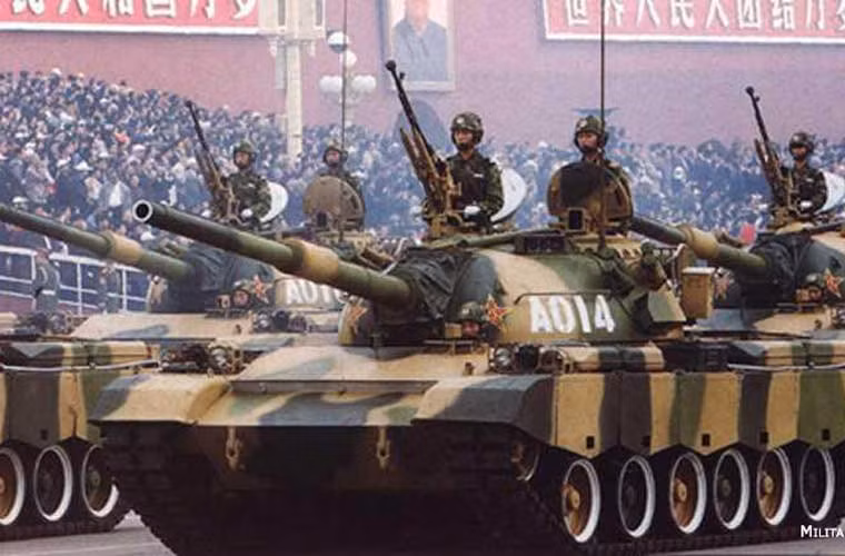 Type 80 sử dụng hệ thống bánh đỡ, dây xích kiểu mới, dùng tháp pháo đúc nguyên khối, dùng động cơ diesel 730 mã lực của Đức, hệ thống điều khiển hỏa lực với mở rộng laze đo xa nguồn gốc từ Anh, pháo nòng xoắn Type 83 105mm chuẩn NATO có gốc từ Áo.