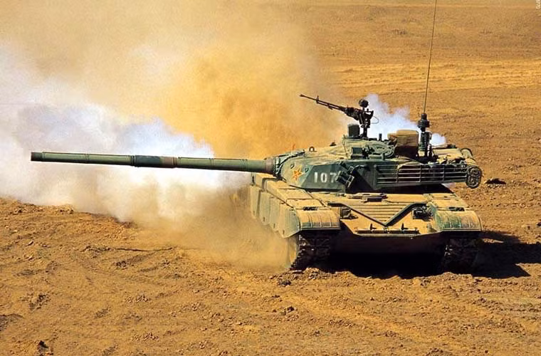 Về mặt hỏa lực, Type 98 trang bị pháo nòng trơn 125mm ổn định toàn phần lắp bộ nạp tự động. Pháo chính có thể bắn nhiều loại đạn gồm cả tên lửa chống tăng tự dẫn laser có thể hạ mục tiêu cách 4-50km gồm cả trực thăng bay thấp. Xe tăng Type 98 chỉ được sản xuất với số lượng rất ít ỏi (khoảng 18 chiếc) để đánh giá tính năng và thử nghiệm, dùng cho chương trình phát triển xe tăng chiến đấu chủ lực Type 99.