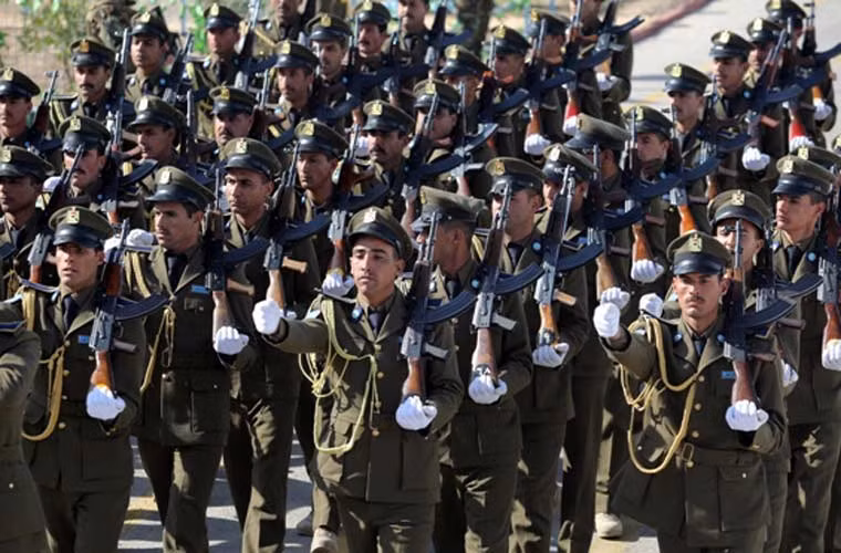 Dù luôn thể hiện bộ mặt tinh nhuệ, uy nghiêm, kỷ luật cao trong các cuộc duyệt diễu binh nhưng trên chiến trường, Quân đội Iraq lại tỏ ra yếu kém về kỉ luật, tinh thần chiến đấu đặc biệt là trước quân IS.