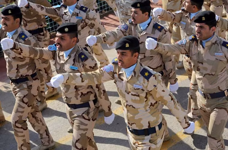 Các binh sĩ tinh nhuệ của phòng không Iraq đi đều.