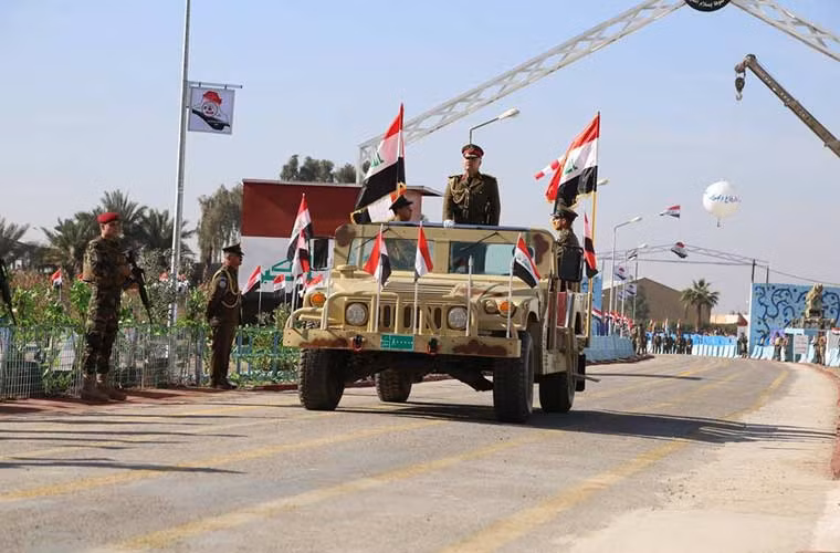 Trong ảnh là tướng chỉ huy lực lượng phòng không Iraq (thuộc biên chế Lục quân) đi trên xe Jeep duyệt đội danh dự.