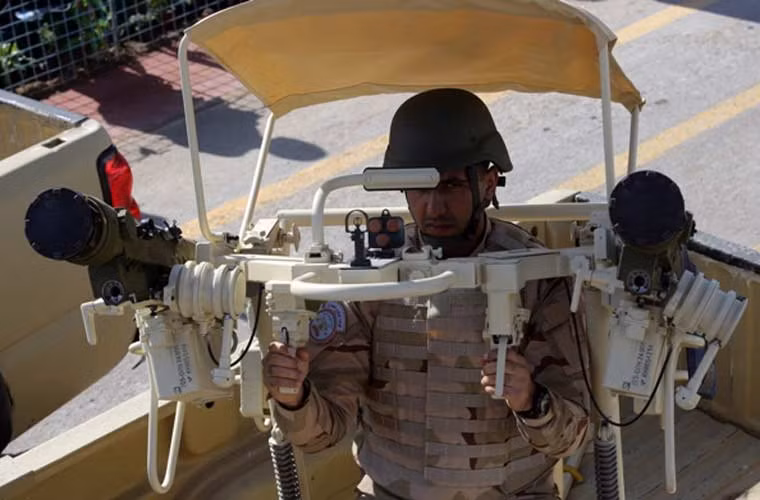 Quân đội Iraq cũng đang hiện đại hóa rất mạnh mẽ lực lượng phòng không với việc mua sắm hàng loạt tên lửa thế hệ mới. Trong ảnh, binh sĩ Iraq đứng trong giá phóng tên lửa phòng không vác vai lắp các ống phóng tên lửa Igla nổi tiếng của Nga.