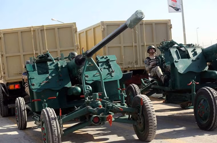 Về mặt trang bị vũ khí của Phòng không Iraq, lực lượng phòng không Quân đội Iraq hiện được biên chế khoảng 250 pháo phòng không tầm thấp - trung kéo xe S-60 57mm do Liên Xô sản xuất.