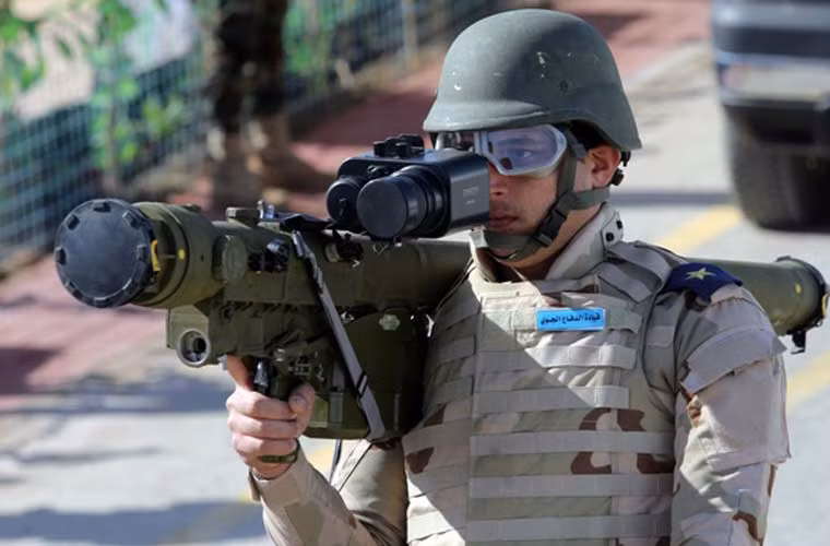 Dù là quốc gia có quan hệ quân sự - chính trị - kinh tế thân thiết với Mỹ nhưng khá nhiều vũ khí phòng không của Iraq lại có xuất xứ từ Nga. Dẫu sao, Quân đội Iraq trước năm 2003 đã có thời gian dài là khách hàng truyền thống của Nga, Liên Xô. Chính quyền Iraq mới hiện tại ngày càng tin dùng vũ khí Nga hơn dù đã có lúc họ chuyển sang hẳn vũ khí Mỹ.