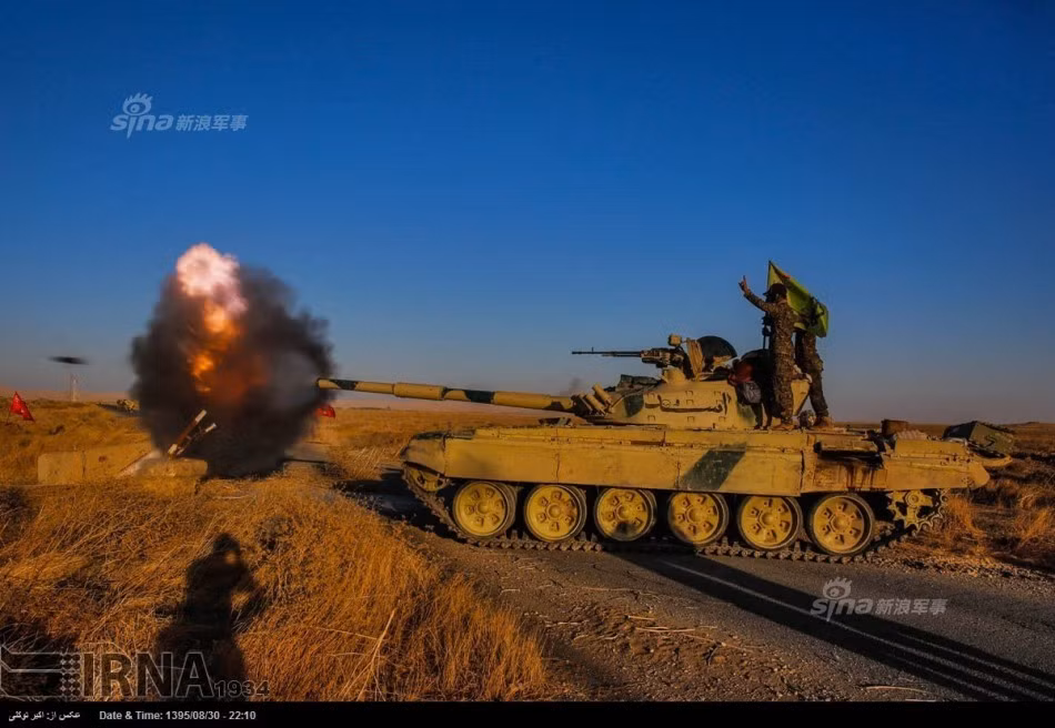 Quân đội Iraq cùng các lực lượng ủng hộ đang tập trung hàng chục nghìn binh sĩ cùng hàng nghìn đơn vị vũ khí thực hiện những cuộc tấn công liên tục, oanh kích dữ dội nhằm tiêu diệt phiến quân IS giải phóng hoàn toàn Mosul. Ảnh: Xe tăng T-72 nã pháo 125mm vào mục tiêu phiến quân tại Mosul.