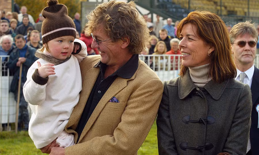 Người chồng thứ ba của Công chúa Monaco Caroline là Hoàng tử Ernst xứ Hanover đã gây ra một số vụ bê bối đình đám. Vào năm 2000, ông đã “tè bậy” tại khu vực triển lãm của Thổ Nhĩ Kỳ trong triển lãm Expo 2000 tổ chức ở Hanover. Năm 2004, ông này có vụ đánh nhau tại một khu nghỉ dưỡng ở Kenya và bị truy tố với tội danh tấn công người khác. Ảnh: Vương phi Caroline và Hoàng tử Ernst xứ Hanover cùng con gái chung của hai người năm 2003. Ảnh hellomagazine