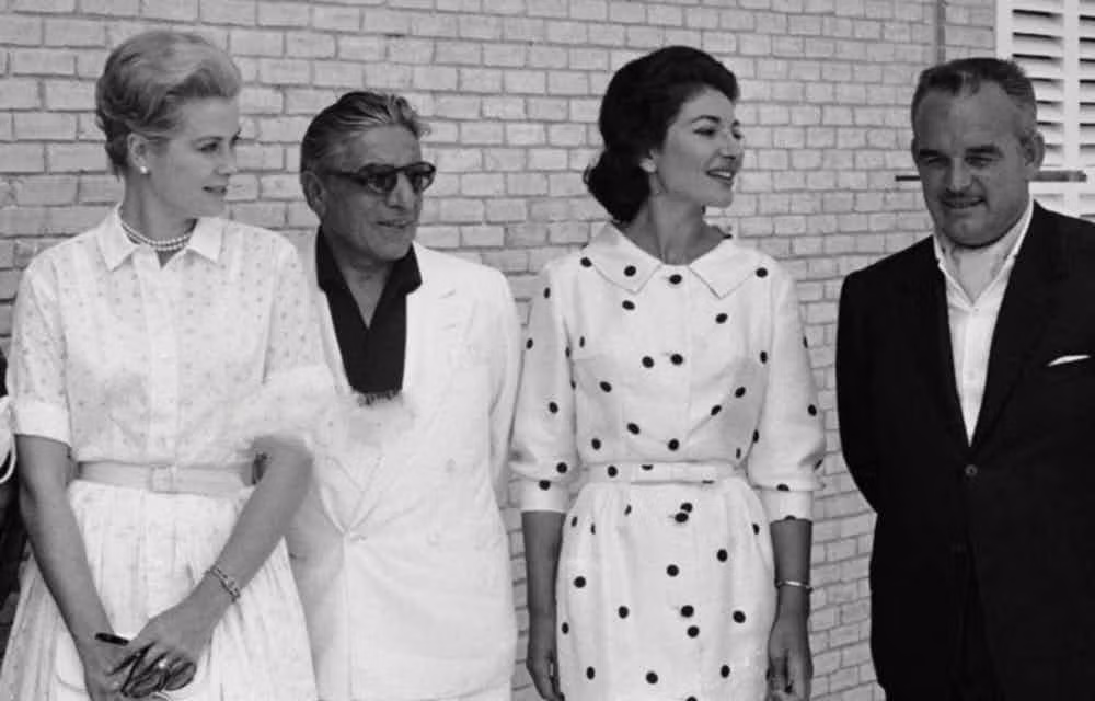 Monaco đã trở thành một điểm đến với nhiều yếu tố thu hút như các sòng bạc, điểm du lịch hay thiên đường thuế. Điều này khác xa so với ý tưởng ban đầu của tỷ phú người Hy Lạp Aristotle Onassis, một nhà đầu tư chính ở Société de Bains de Mer vốn kiểm soát các sòng bạc ở Monaco. Ông Onassis muốn biến quốc gia này trở thành một Las Vegas khổng lồ. Ảnh The Richest